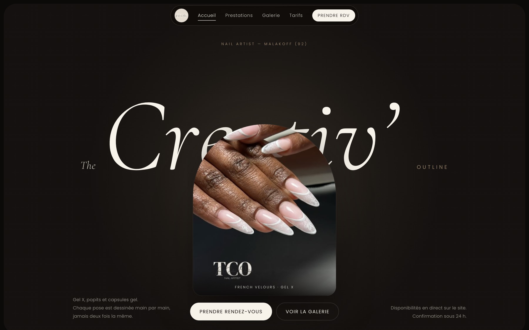 Page d'accueil de The Creativ' Outline : le nom en grande italique serif, une photo de pose en gel X au centre